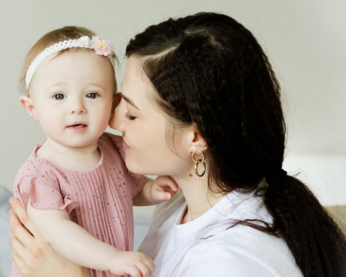 育兒嫂怎么教寶寶學(xué)會(huì)謙讓？(育兒嫂把小孩帶好的方法)